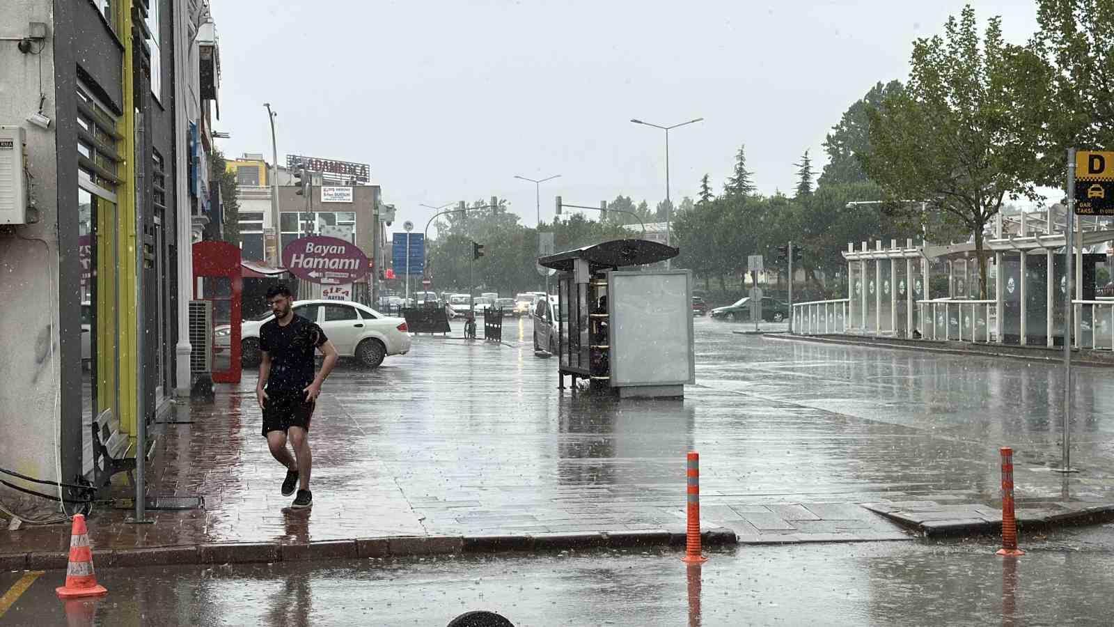Yaz sıcağını sağanak ve kuvvetli rüzgar bozdu