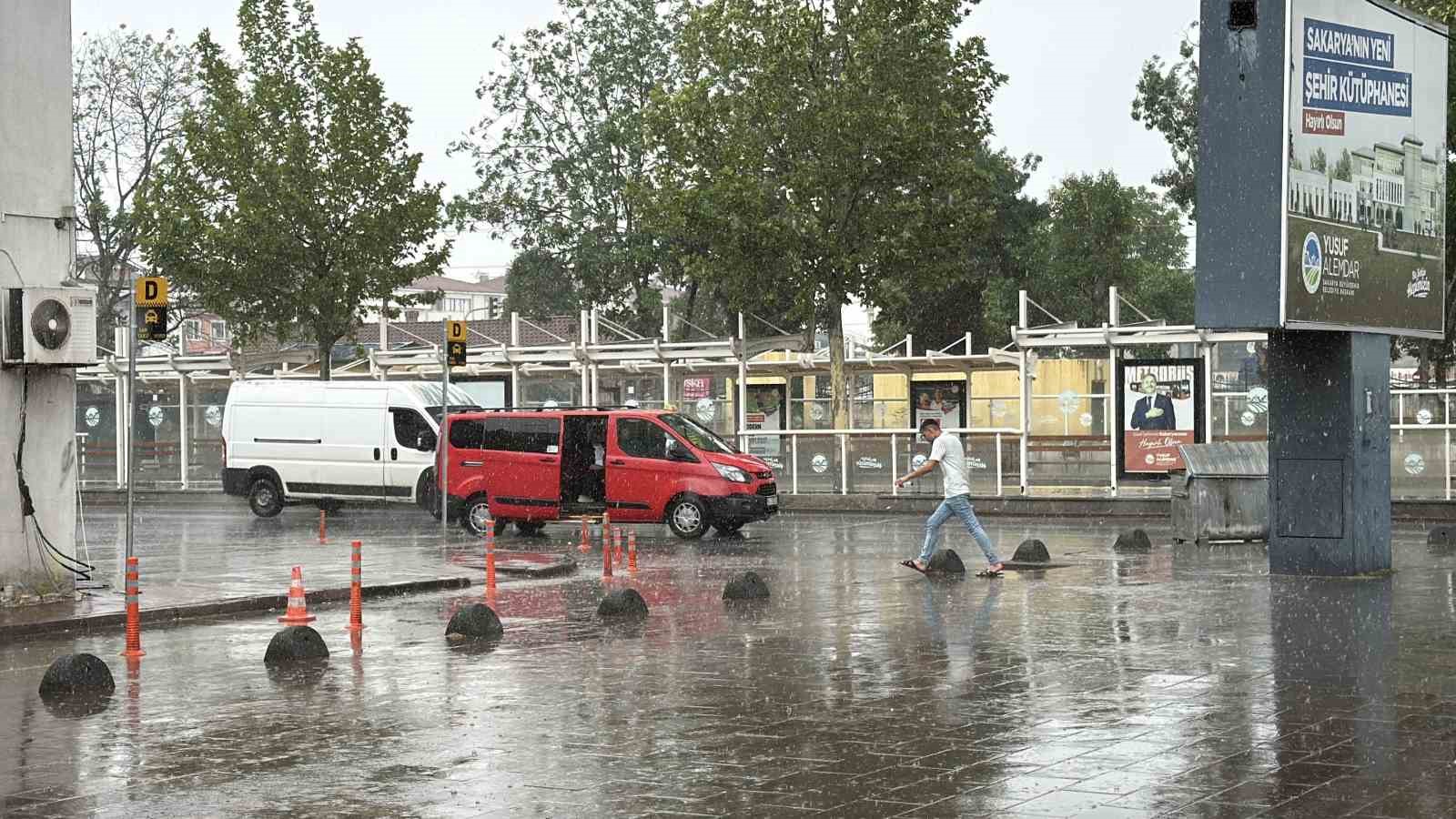 Yaz sıcağını sağanak ve kuvvetli rüzgar bozdu