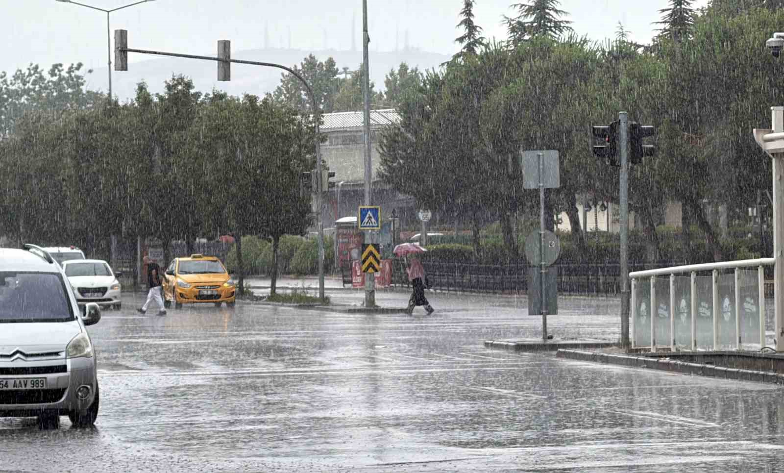 Yaz sıcağını sağanak ve kuvvetli rüzgar bozdu
