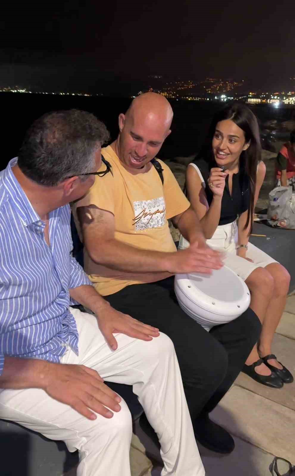 Şarkıcı Elif Buse Doğan’ın darbukalı, ıslıklı mini konseri vatandaşların beğenisi topladı
