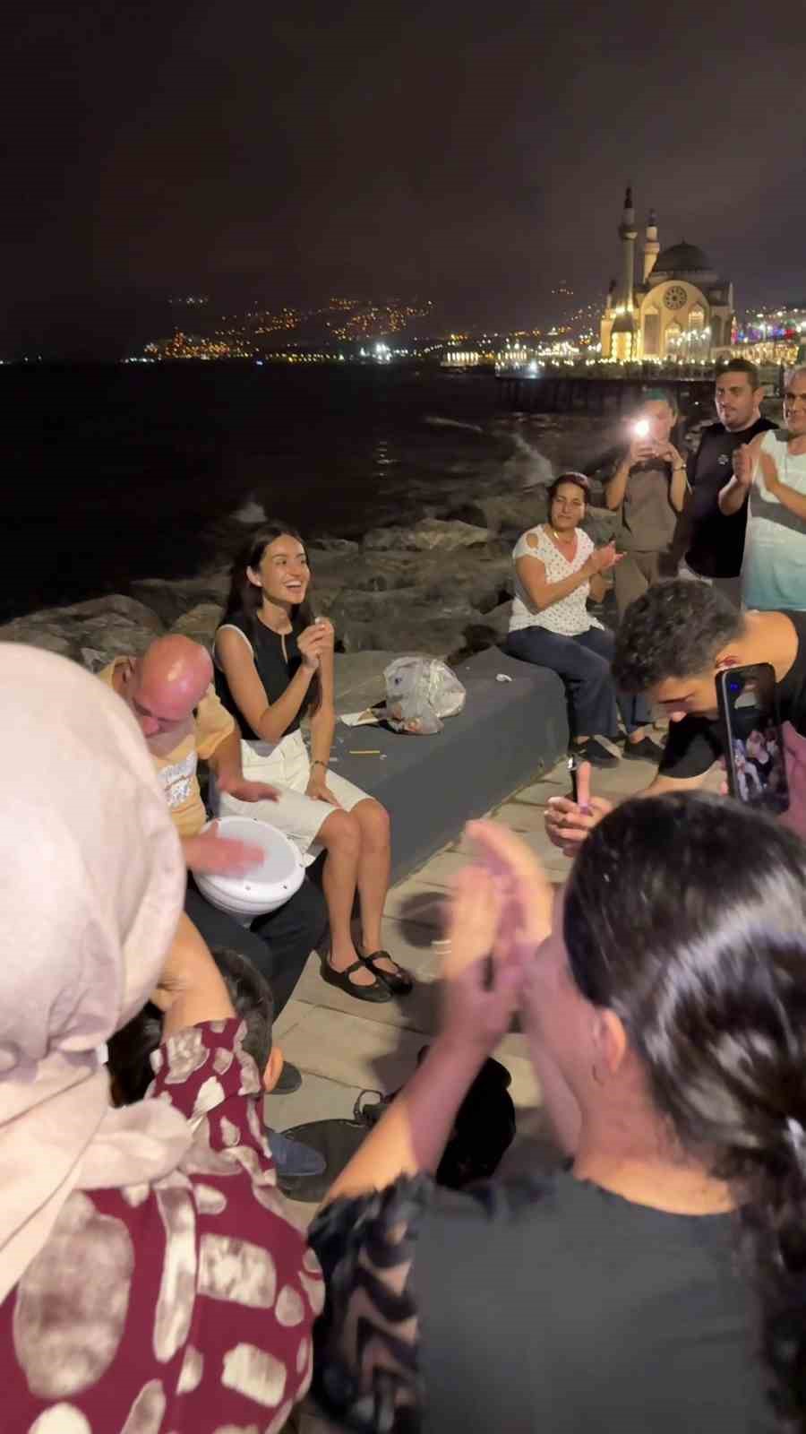 Şarkıcı Elif Buse Doğan’ın darbukalı, ıslıklı mini konseri vatandaşların beğenisi topladı