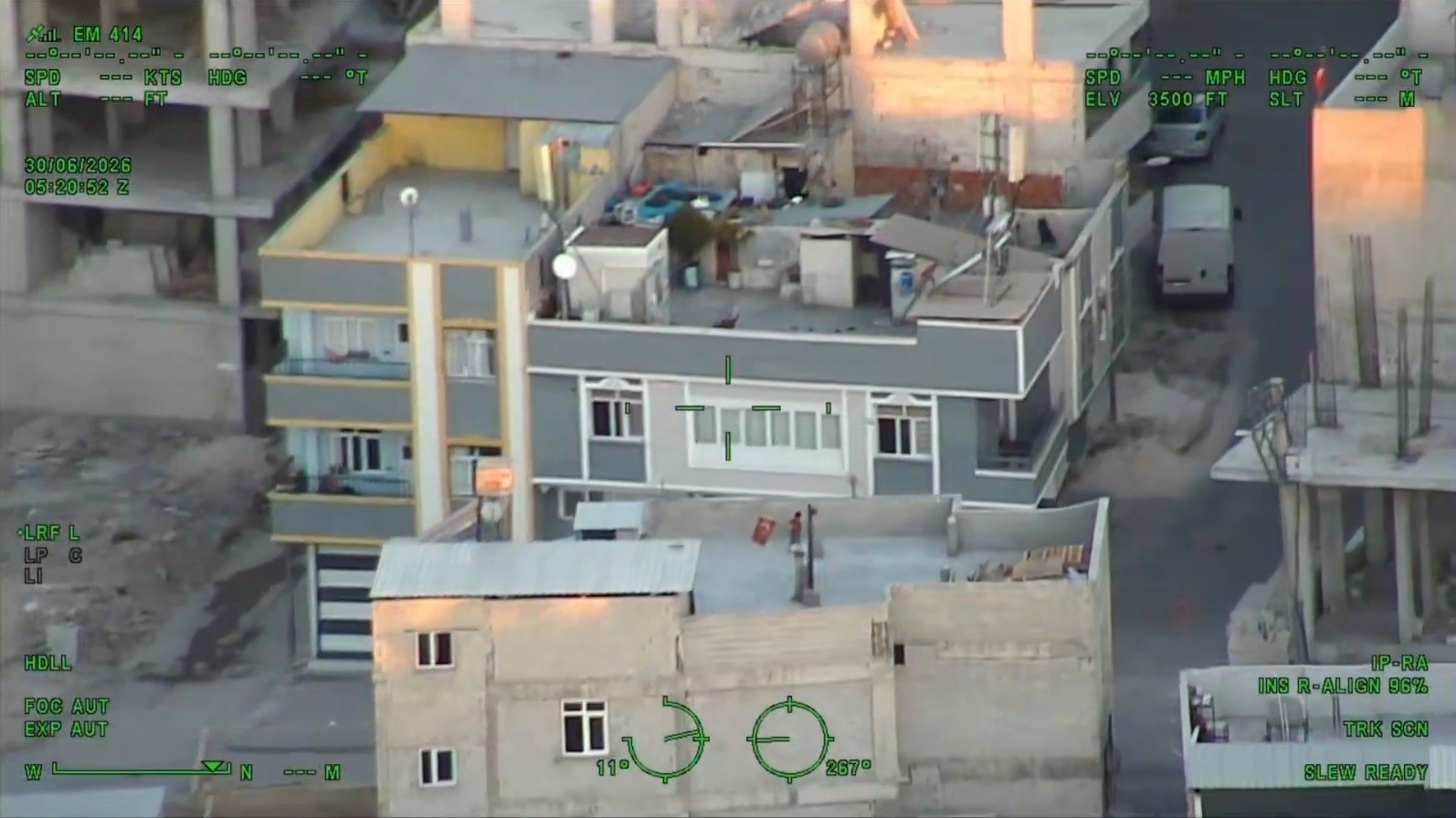 Polis helikopterini Türk bayrağıyla selamlayan çocuk ilgi odağı oldu