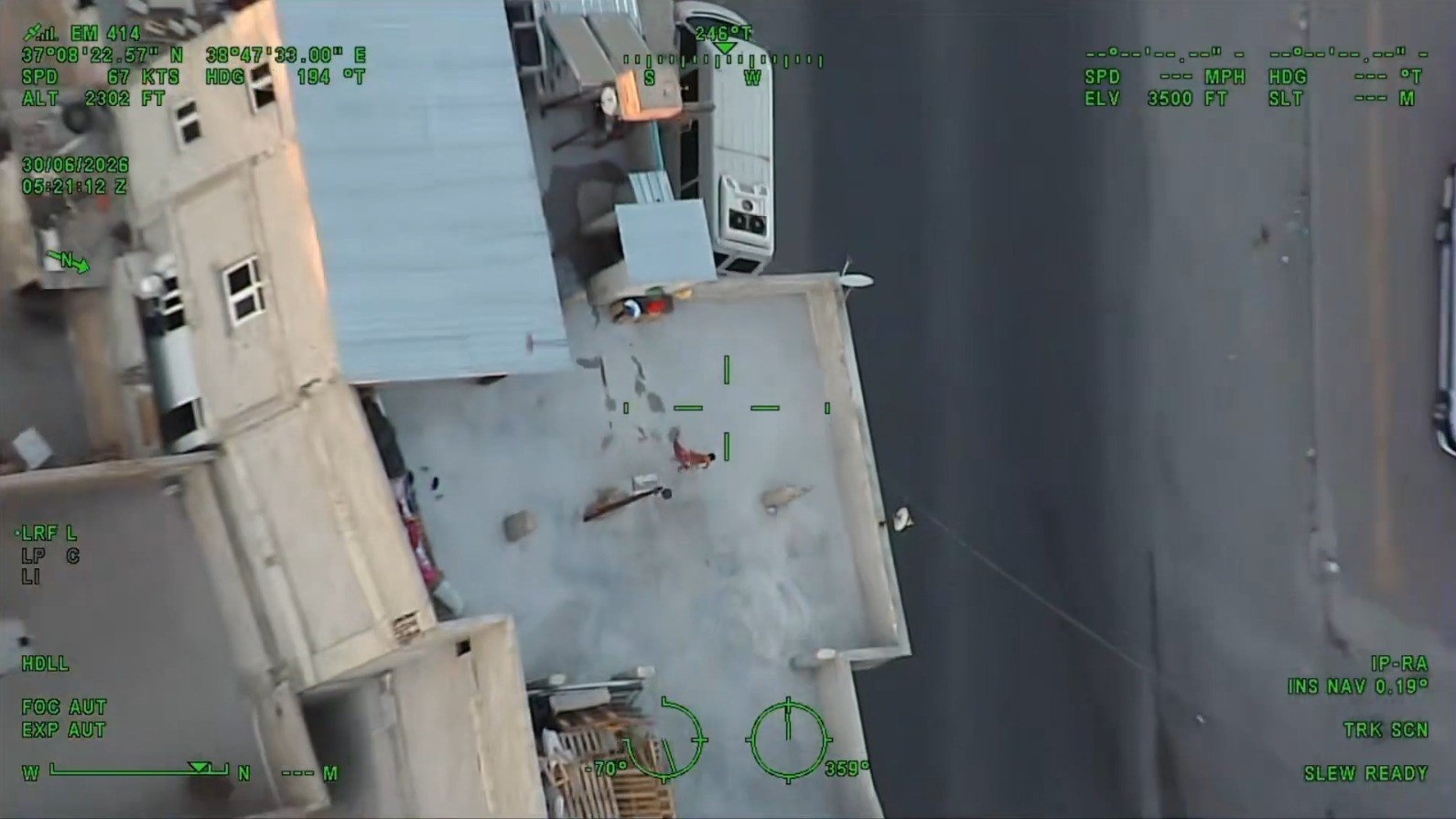 Polis helikopterini Türk bayrağıyla selamlayan çocuk ilgi odağı oldu