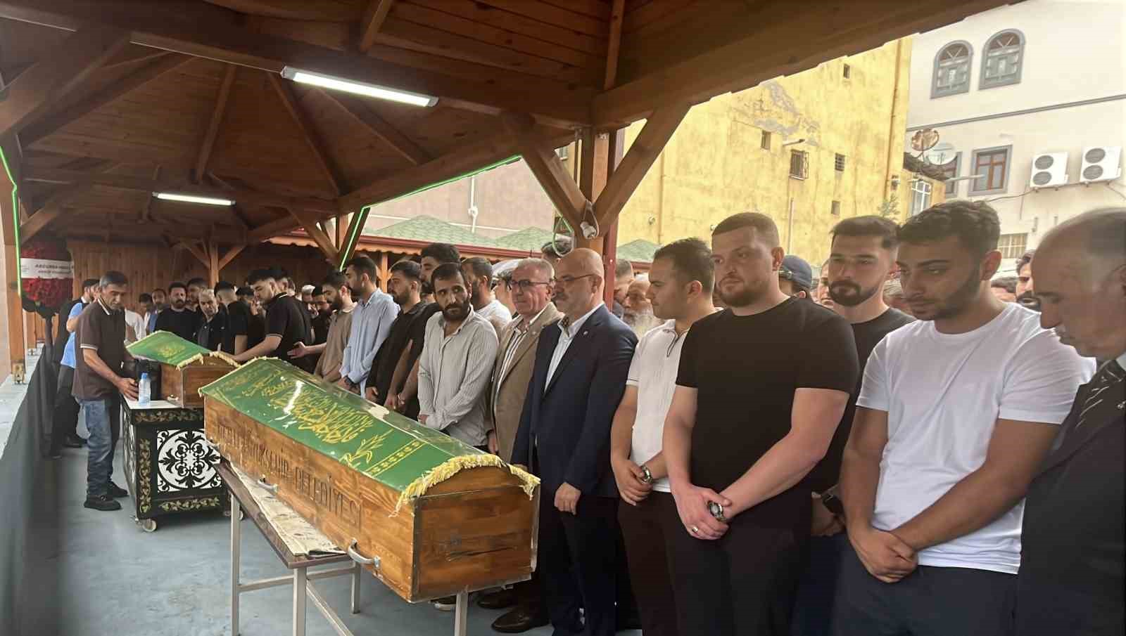 3 ay sonra düğünü olacaktı: Baba ve oğul gözyaşlarıyla son yolculuğuna uğurlandı