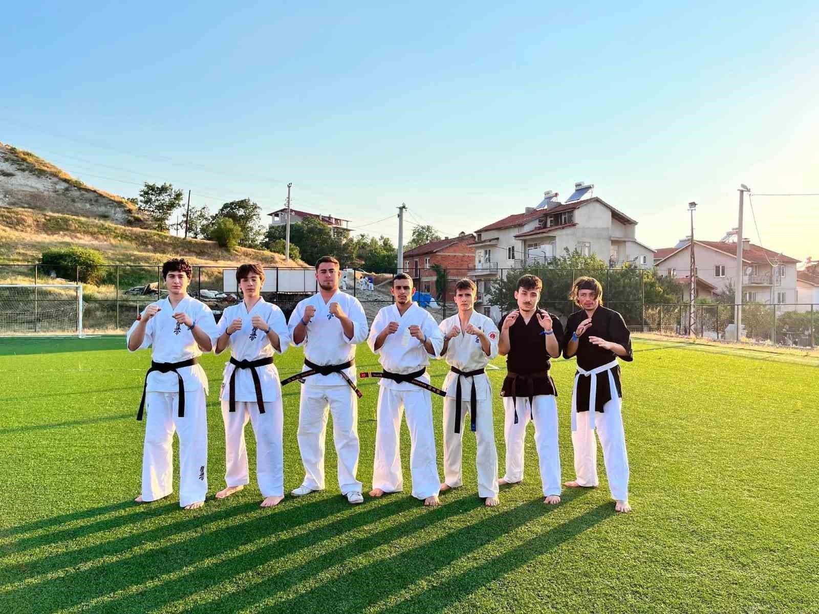Kütahya Pazarlar’da 200 sporcu Kyokushin-Kan Türkiye Yaz Gelişim Kampı’nda buluştu