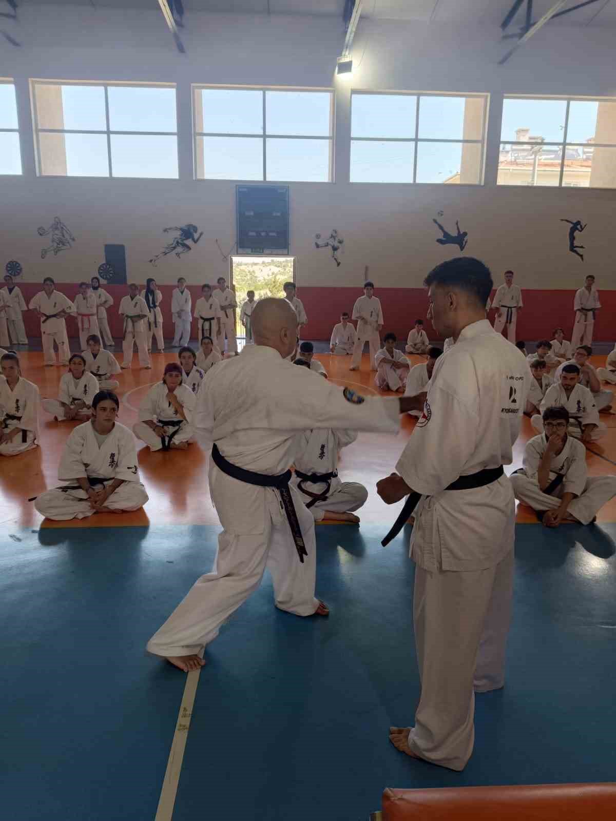 Kütahya Pazarlar’da 200 sporcu Kyokushin-Kan Türkiye Yaz Gelişim Kampı’nda buluştu