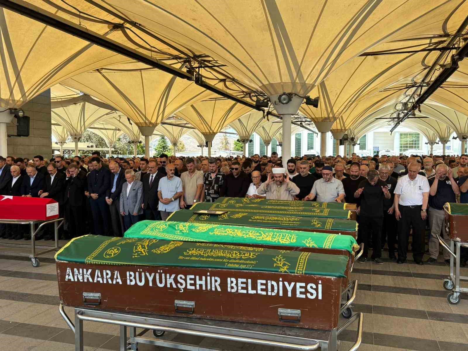 Bıçakla yaraladığı babası tarafından öldürülen saldırganın 8 farklı suçtan kaydı olduğu ortaya çıktı