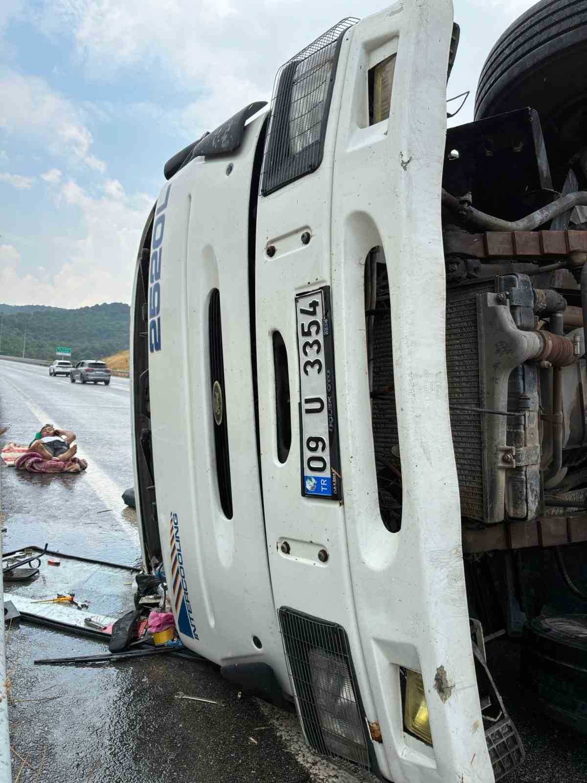 Susurluk’ta otoyolda cip ile kamyon çarpıştı: 1 yaralı