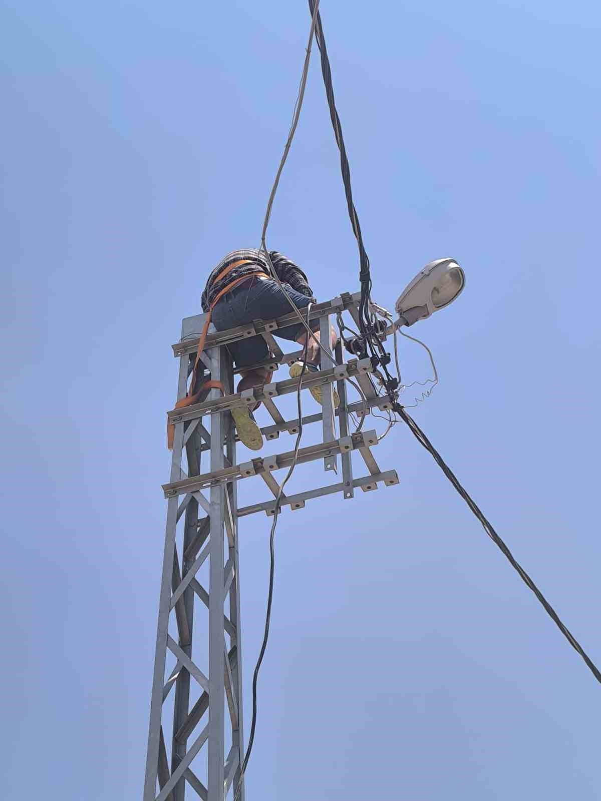 Elektrik direğinde akıma kapılan işçi yaralandı