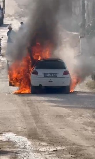 Antalya’da seyir halindeki otomobil alev topuna döndü