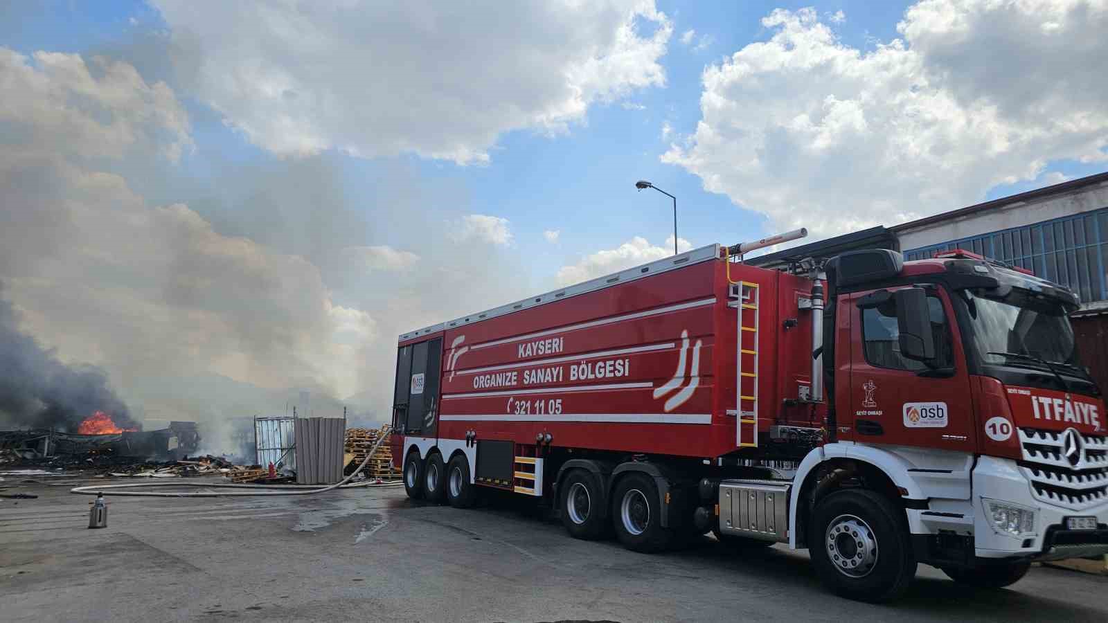 Kayseri’deki hurda yangını 2 saatte söndürüldü