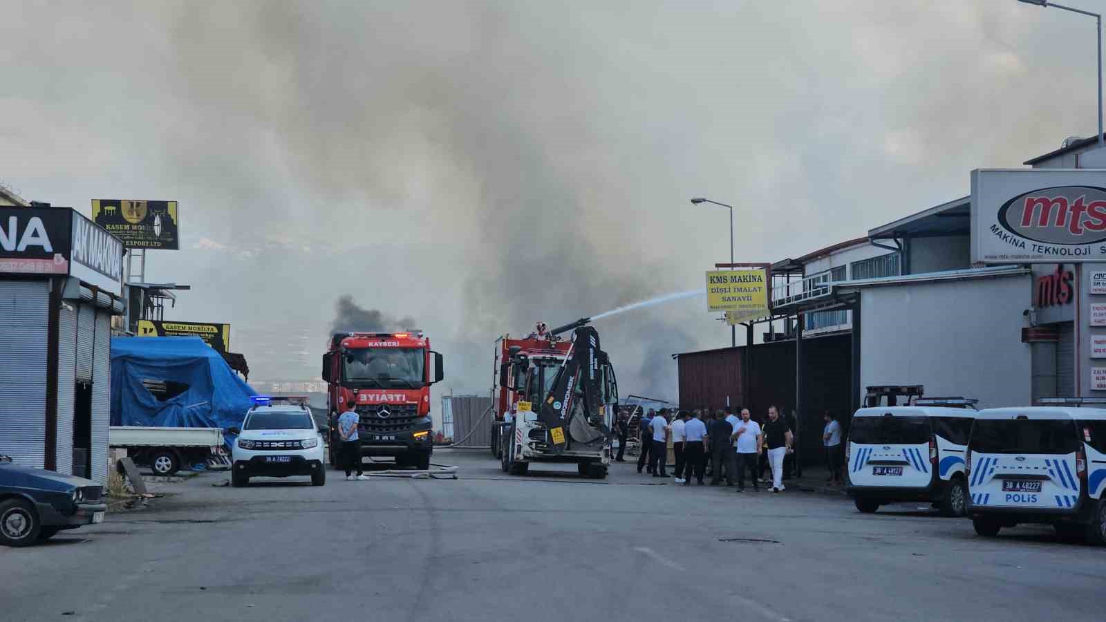 Kayseri’deki hurda yangını 2 saatte söndürüldü
