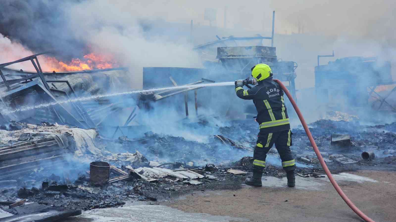 Kayseri’deki hurda yangını 2 saatte söndürüldü