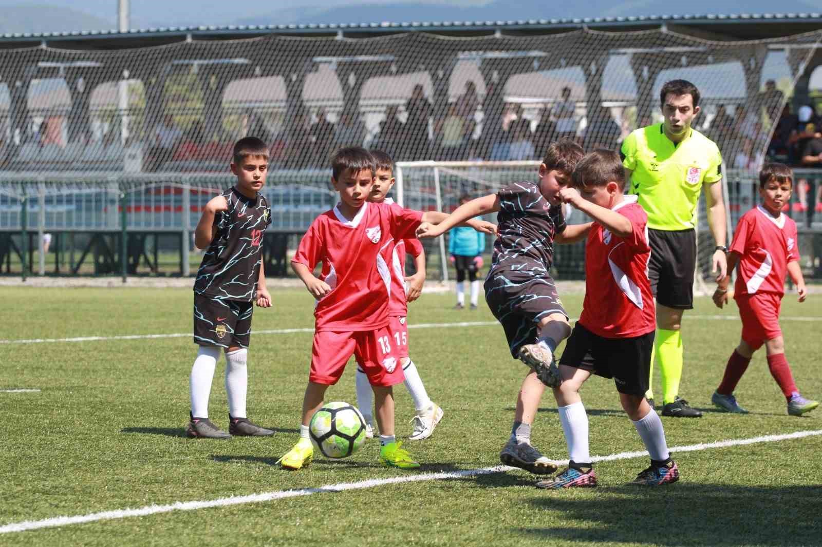 Bolu’da Mini Minikler Futbol Turnuvası heyecanı başladı