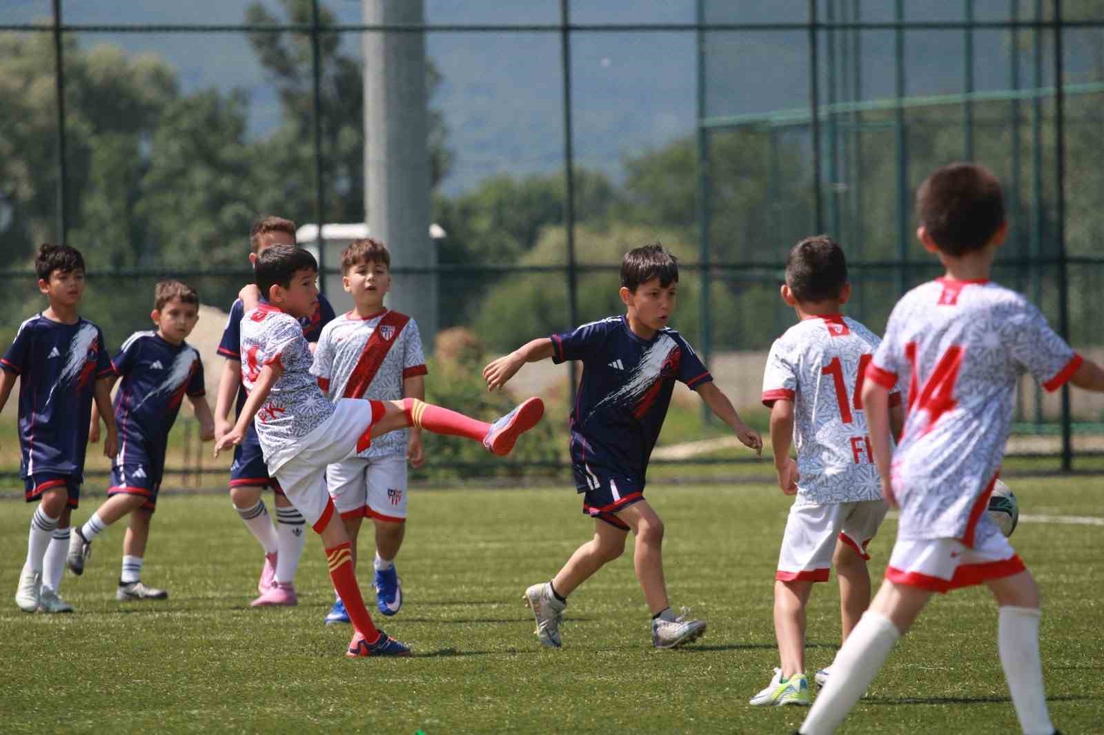 Bolu’da Mini Minikler Futbol Turnuvası heyecanı başladı