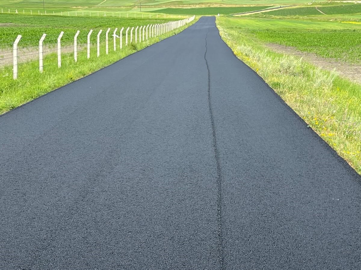 Kars’ta asfalt seferberliği sürüyor: Esenyayla köyü yolu tamamlandı