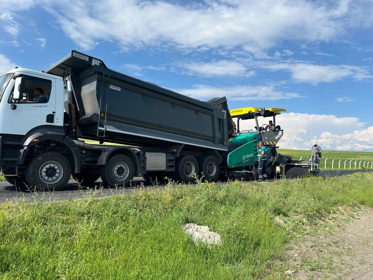 Kars’ta asfalt seferberliği sürüyor: Esenyayla köyü yolu tamamlandı