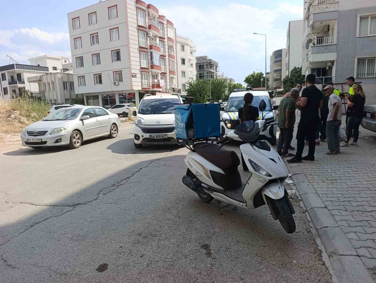 Hafif ticari araç ile motosiklet çarpıştı: 1 yaralı