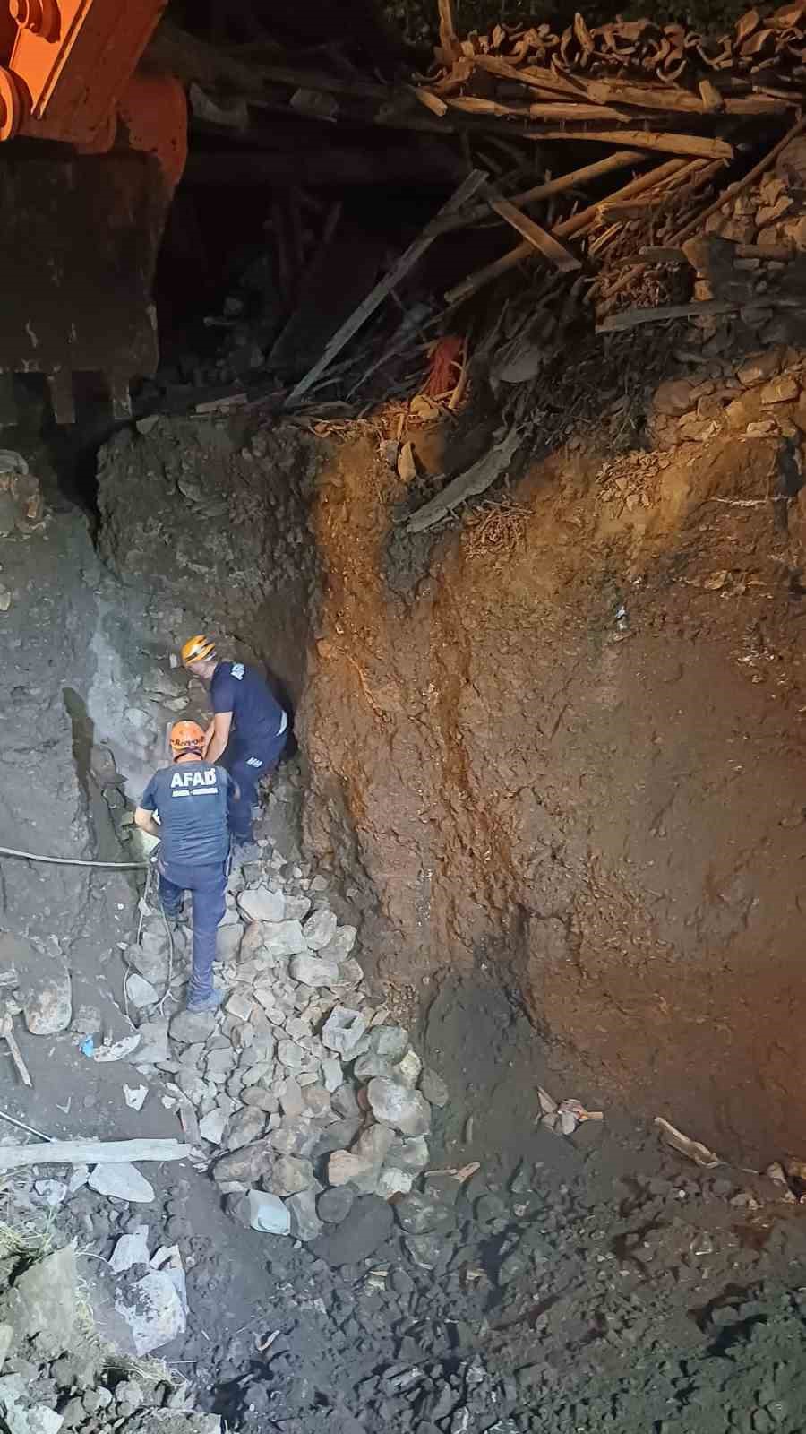 Define ararken toprak altında kalan adamın cenazesi 18 saat sonra çıkarıldı
