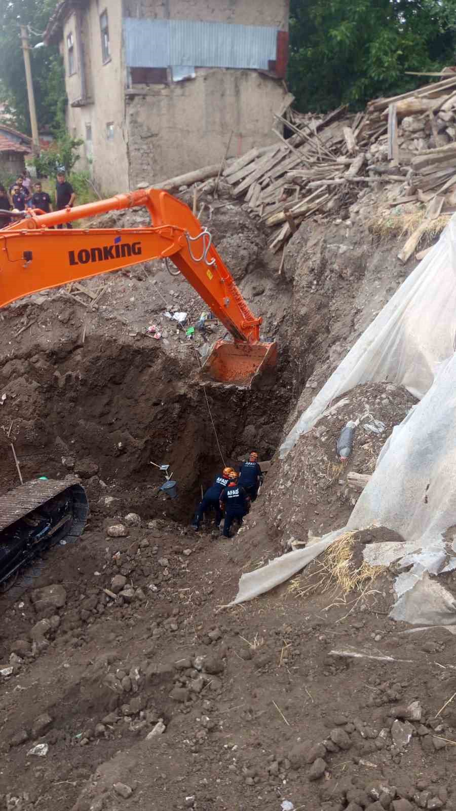 Define ararken toprak altında kalan adamın cenazesi 18 saat sonra çıkarıldı