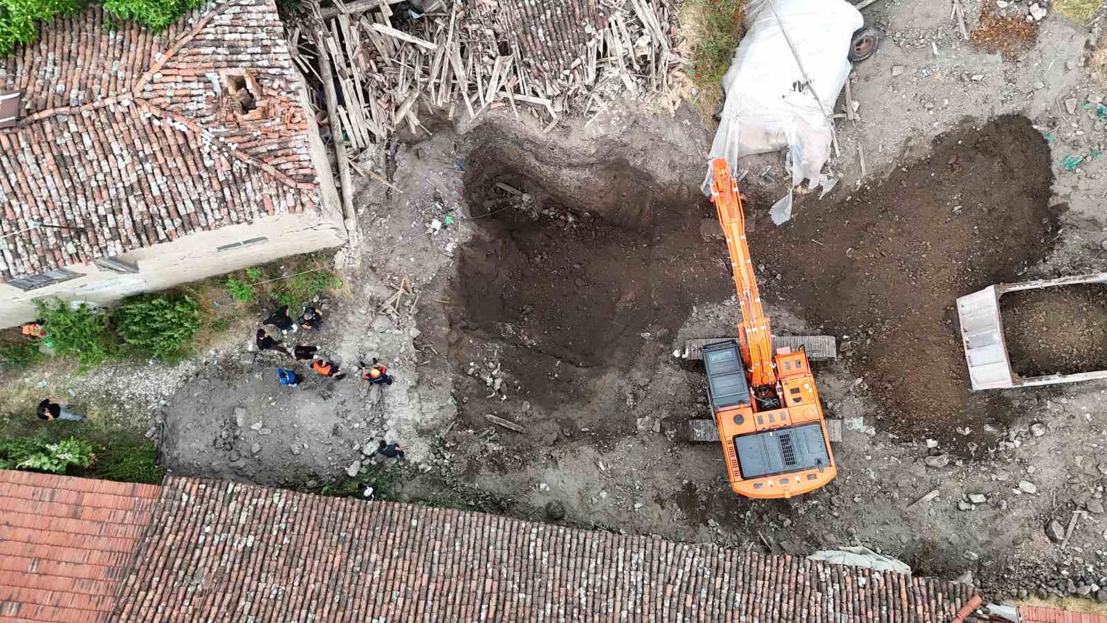 Define ararken toprak altında kalan adamın cenazesi 18 saat sonra çıkarıldı