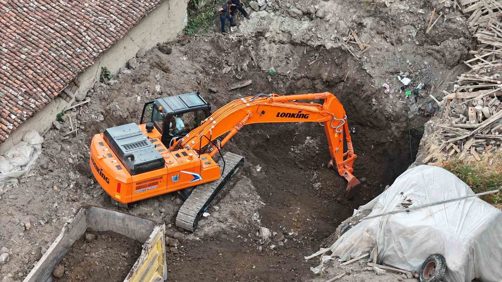 Define ararken toprak altında kalan adamın cenazesi 18 saat sonra çıkarıldı