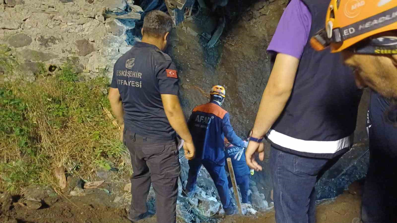 Define ararken toprak altında kalan adamın cenazesi 18 saat sonra çıkarıldı