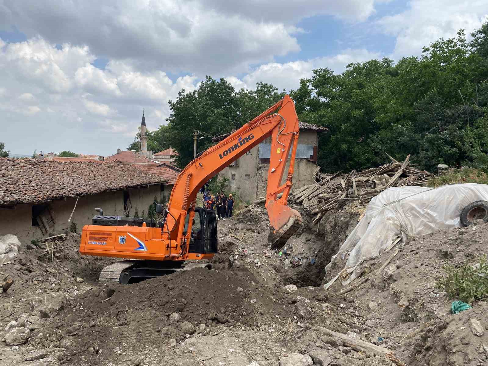 Define ararken toprak altında kalan adamın cenazesi 18 saat sonra çıkarıldı