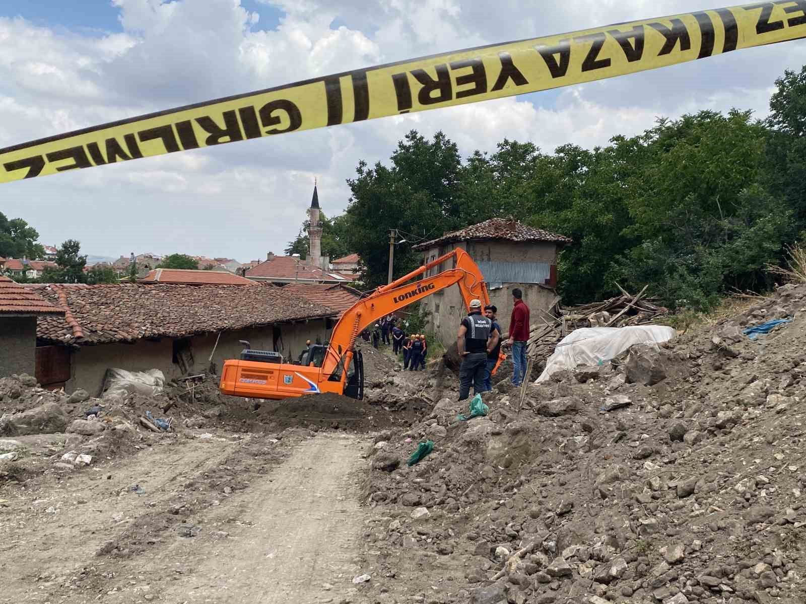 Define ararken toprak altında kalan adamın cenazesi 18 saat sonra çıkarıldı