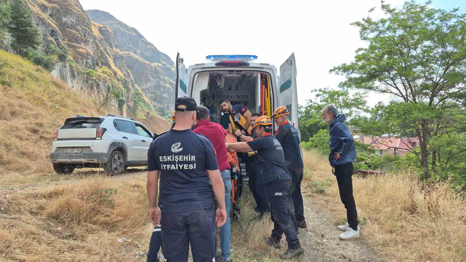 Define ararken toprak altında kalan adamın cenazesi 18 saat sonra çıkarıldı