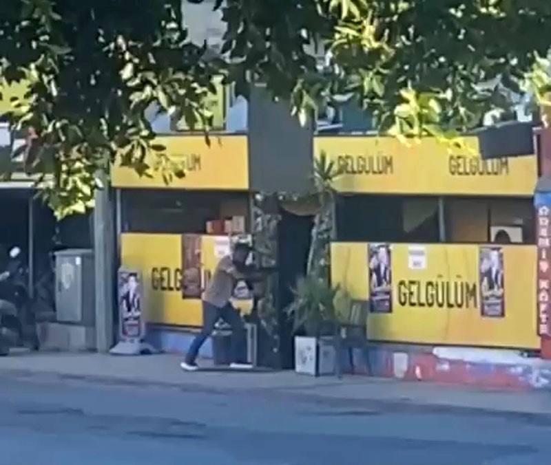 Sevgilisinin çalıştığı işletmeye tüfekle ateş açtı: Saldırı anı kamerada