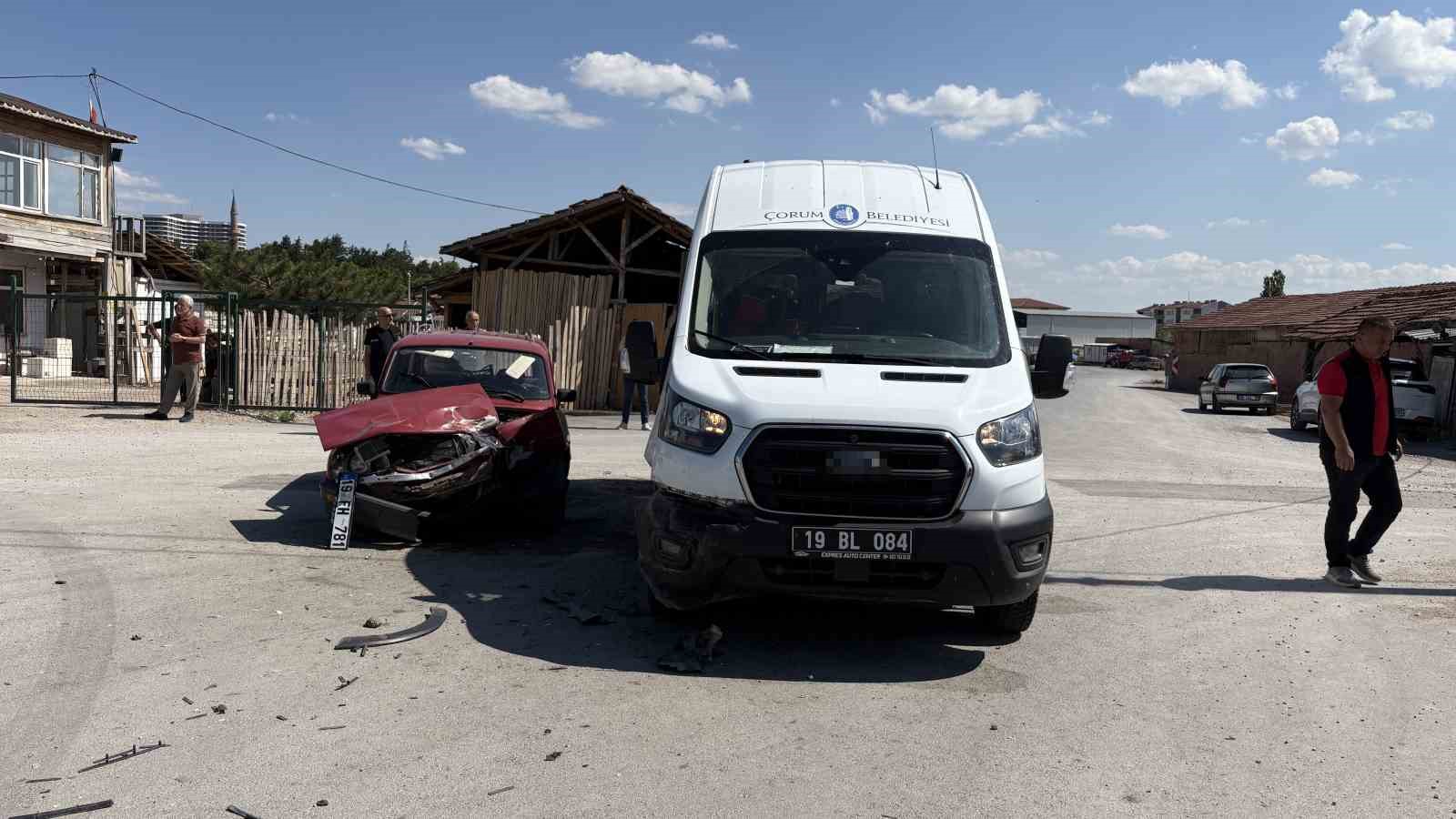 Çorum’da minibüs ile otomobil çarpıştı: 2 yaralı