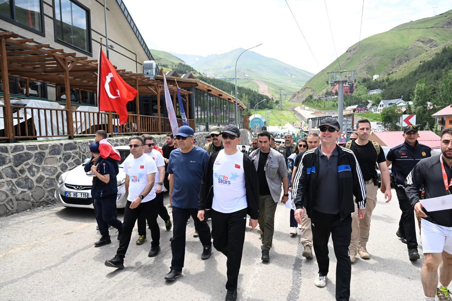 Vali Baruş, Palandöken’de "Run to stars" yürüyüşüne katıldı