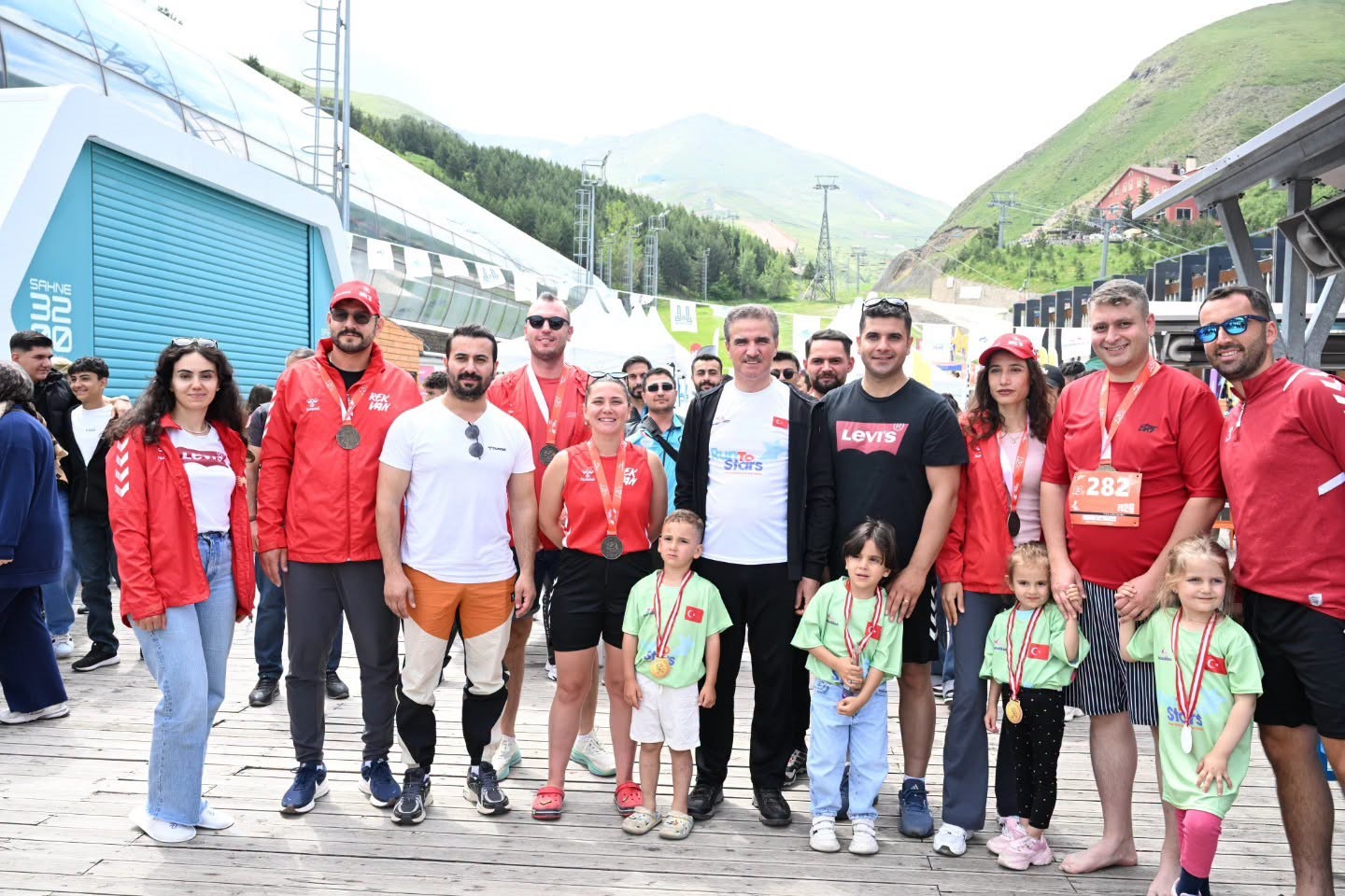 Vali Baruş, Palandöken’de "Run to stars" yürüyüşüne katıldı