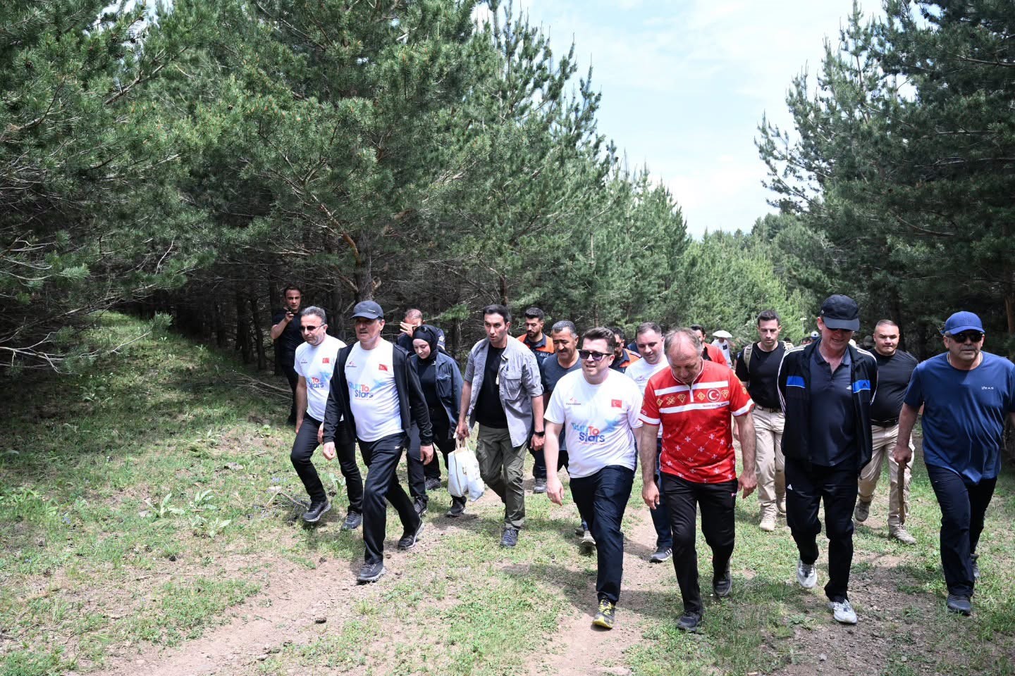 Vali Baruş, Palandöken’de "Run to stars" yürüyüşüne katıldı