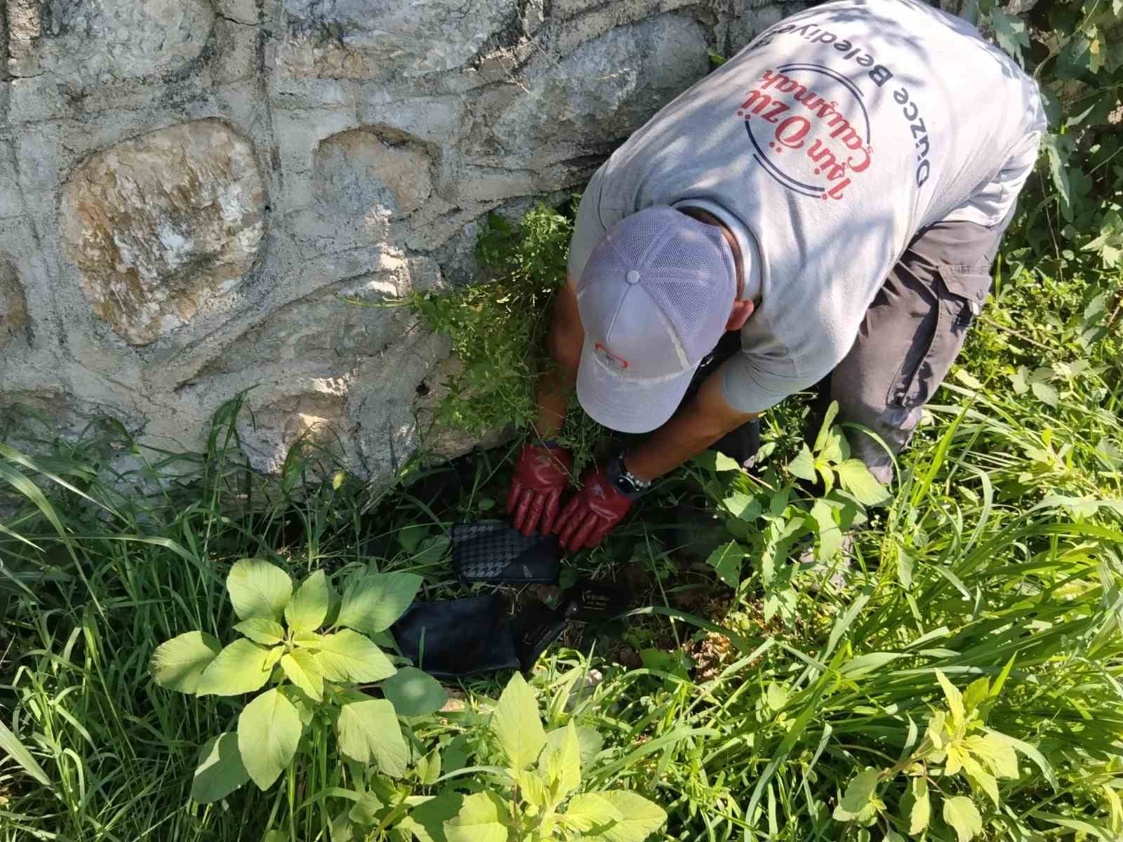 Düzce’de temizlik işçisi bulduğu altın dolu çantayı polise teslim etti