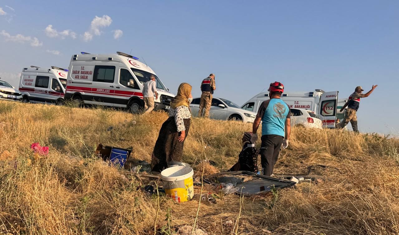 Tarım işçilerini taşıyan minibüs devrildi: 22 yaralı