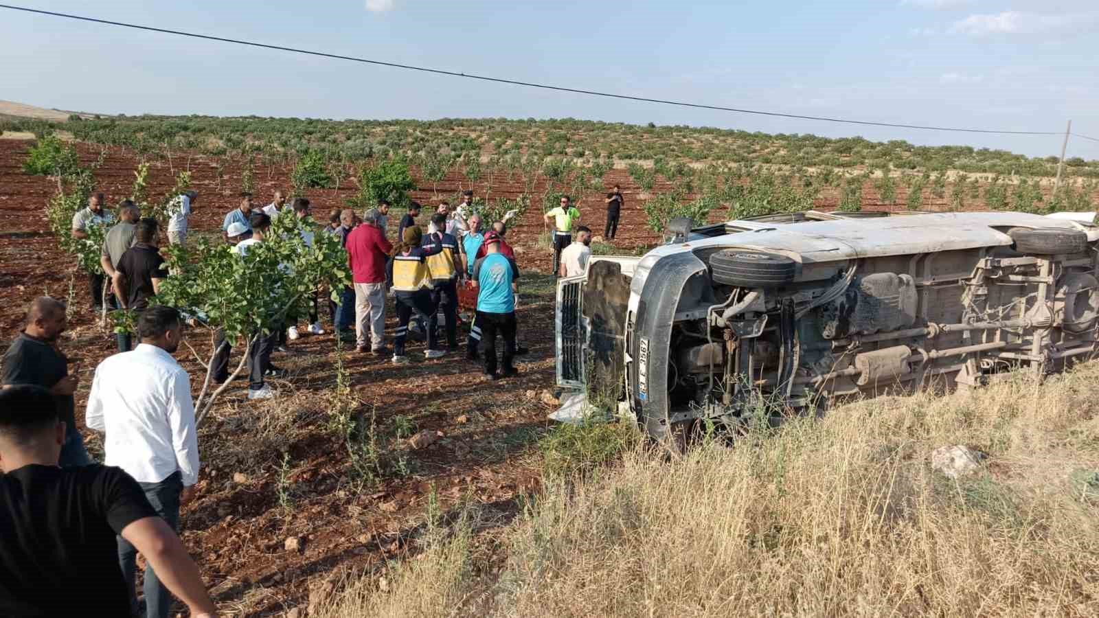 Tarım işçilerini taşıyan minibüs devrildi: 22 yaralı