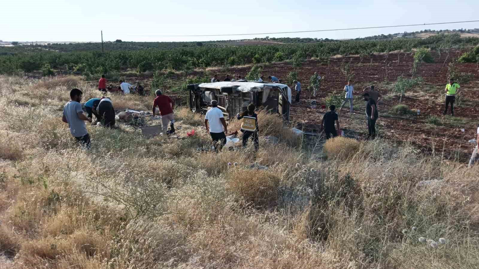 Tarım işçilerini taşıyan minibüs devrildi: 22 yaralı