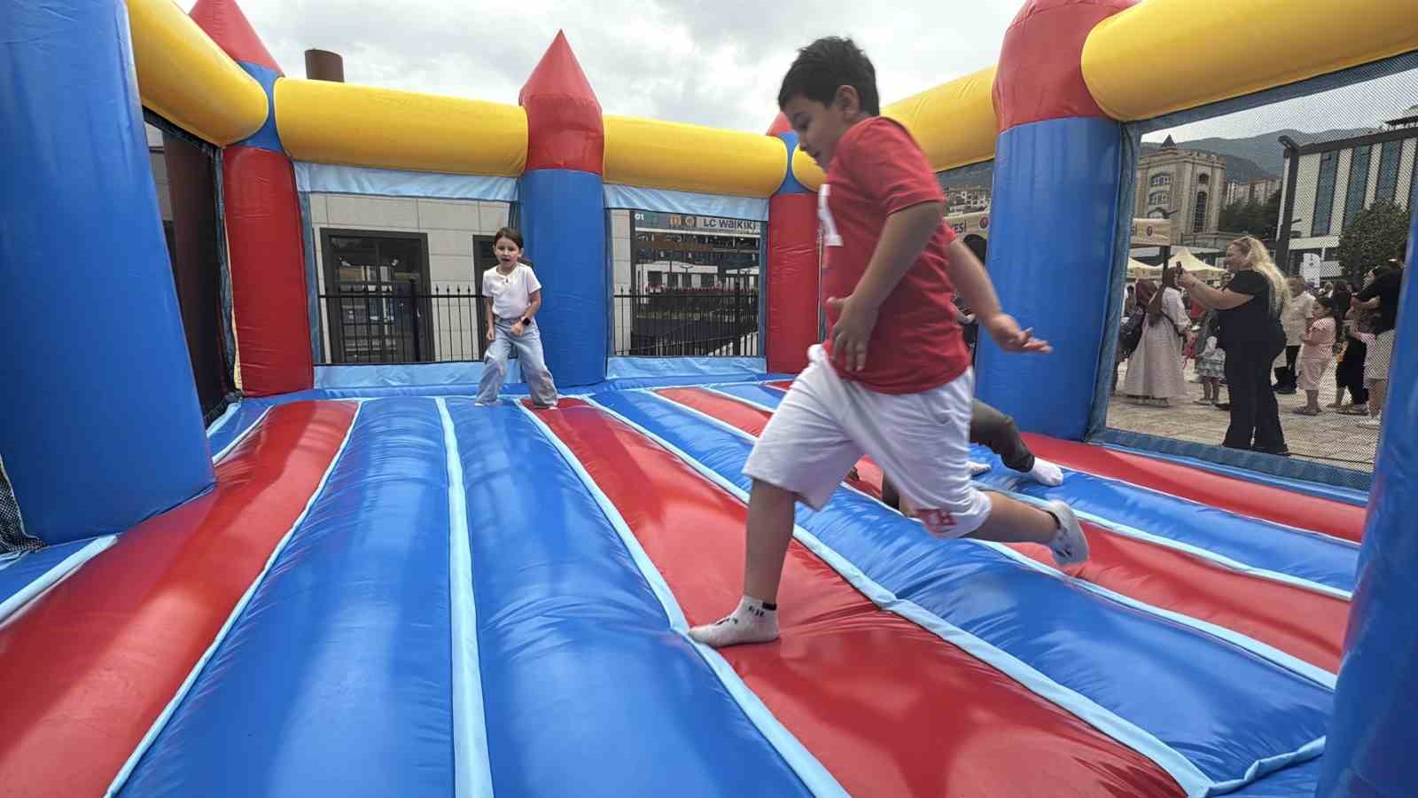 Karabük’te çocuklar karne festivalinde doyasıya eğlendi