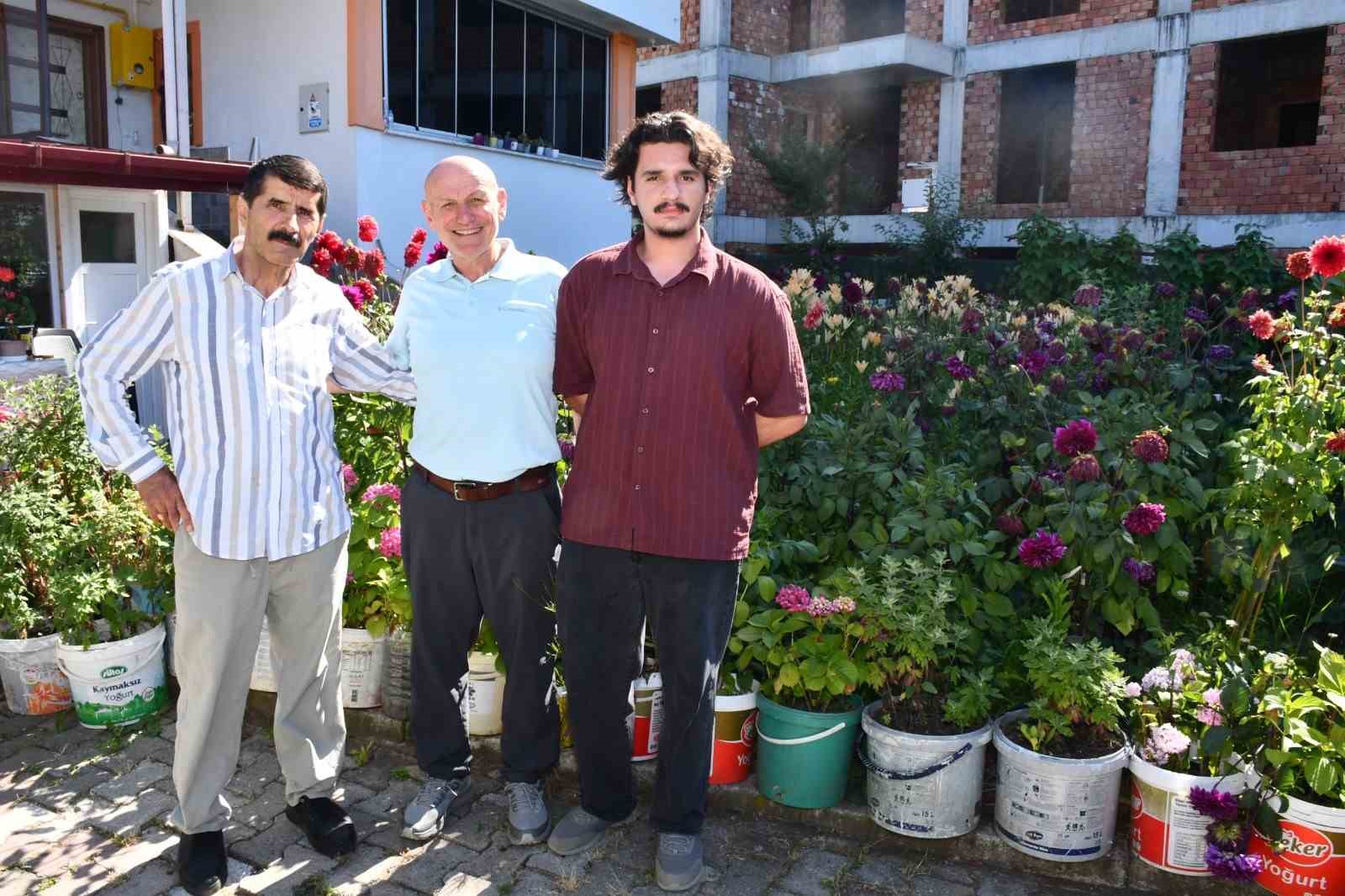 Emekliliğini renk renk çiçek bahçesine dönüştürdü