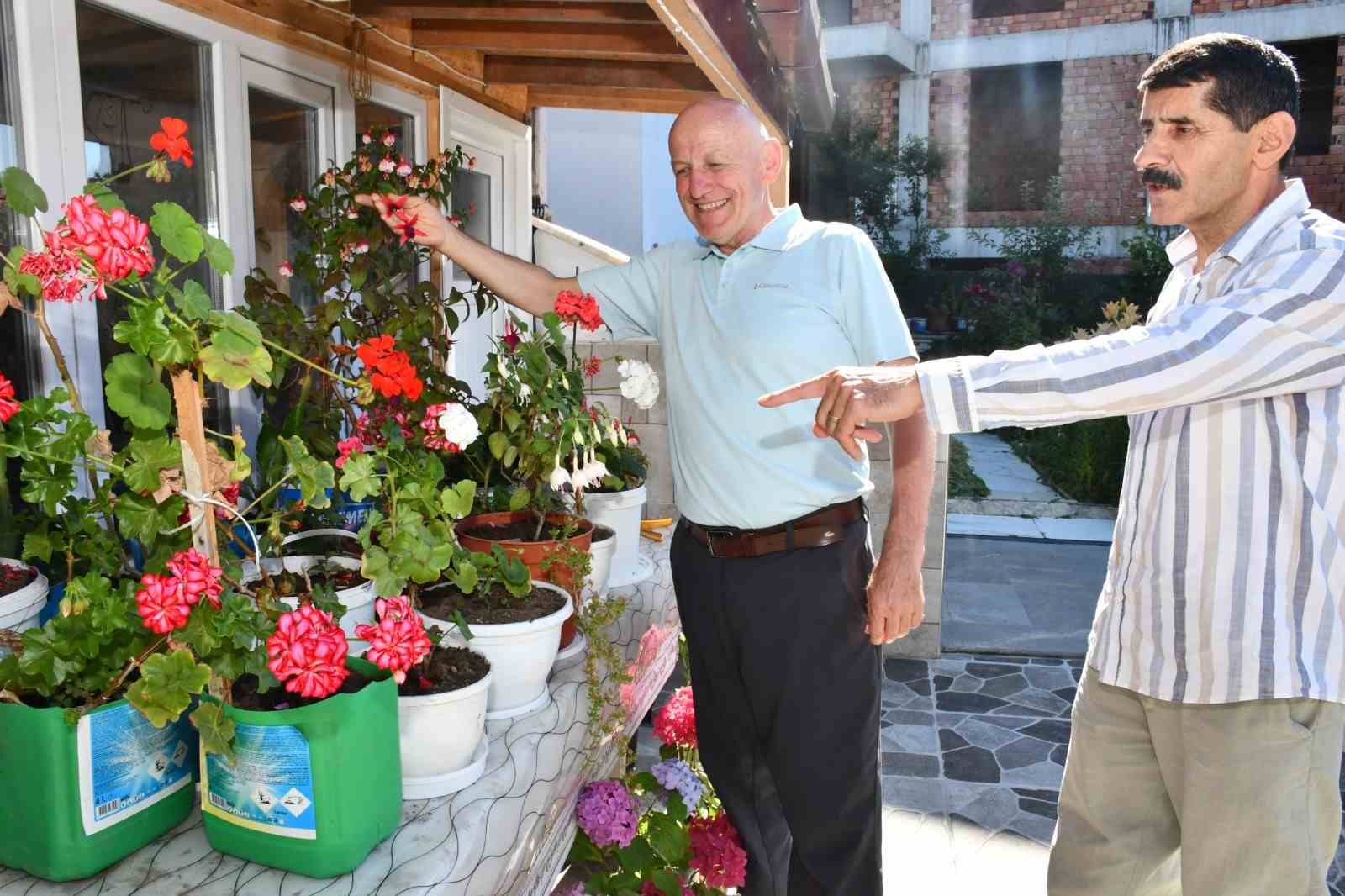 Emekliliğini renk renk çiçek bahçesine dönüştürdü
