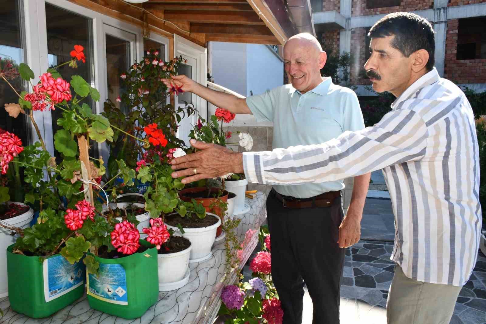 Emekliliğini renk renk çiçek bahçesine dönüştürdü