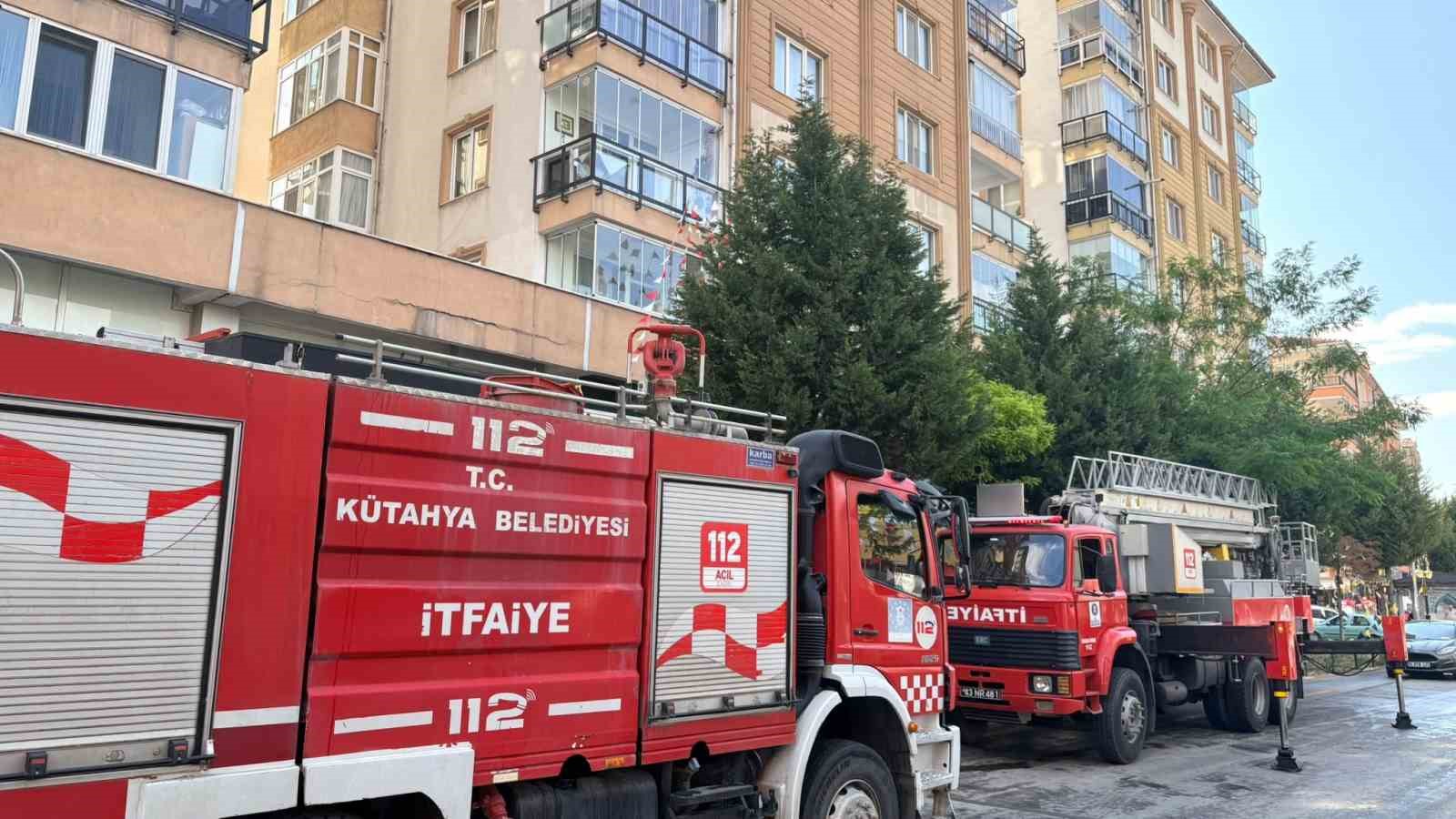 Kütahya’da yıldırım düşen çatıda yangın çıktı