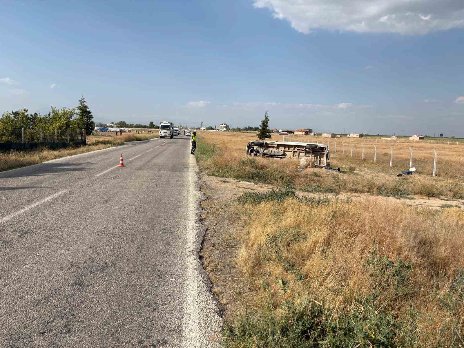Tarım işçilerini taşıyan minibüs devrildi: 17 yaralı