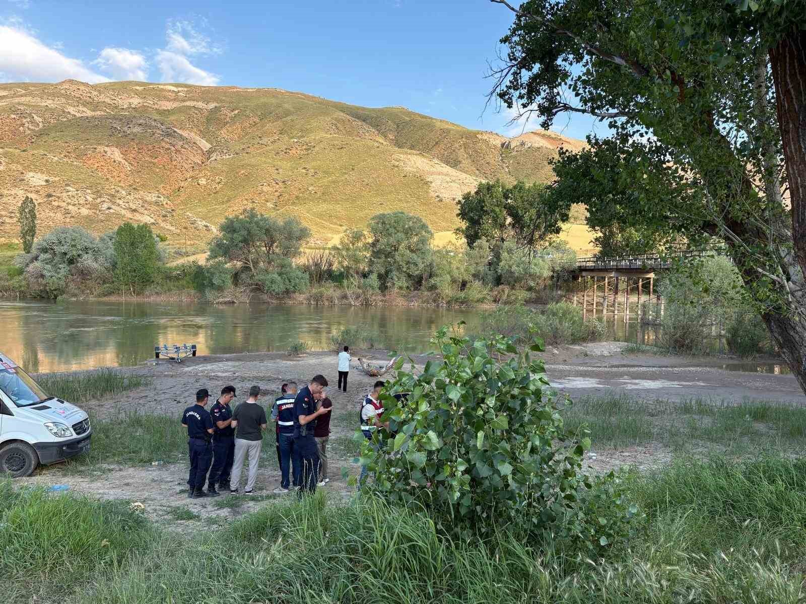 Kızılırmak Nehri’nde çırpınan çocuğunu kurtarmak için suya giren baba kayboldu