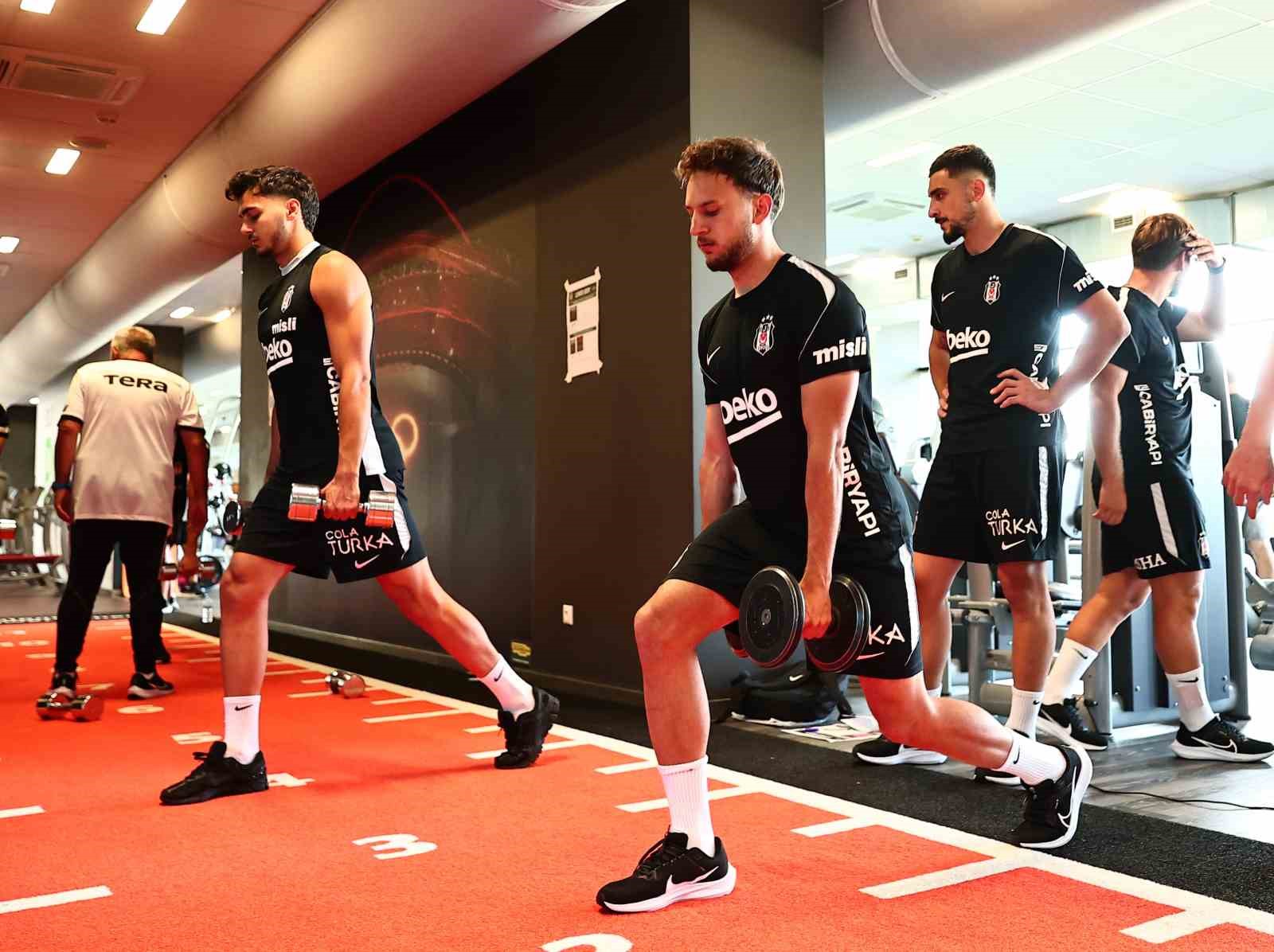 Beşiktaş, salonda çalıştı