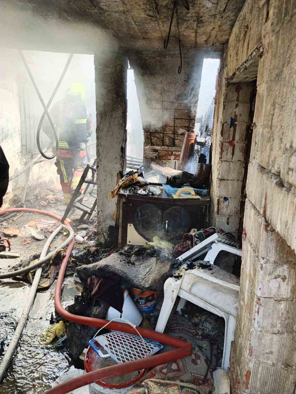 Burhaniye’de yanan evde mahsur kalan vatandaşı itfaiye kurtardı