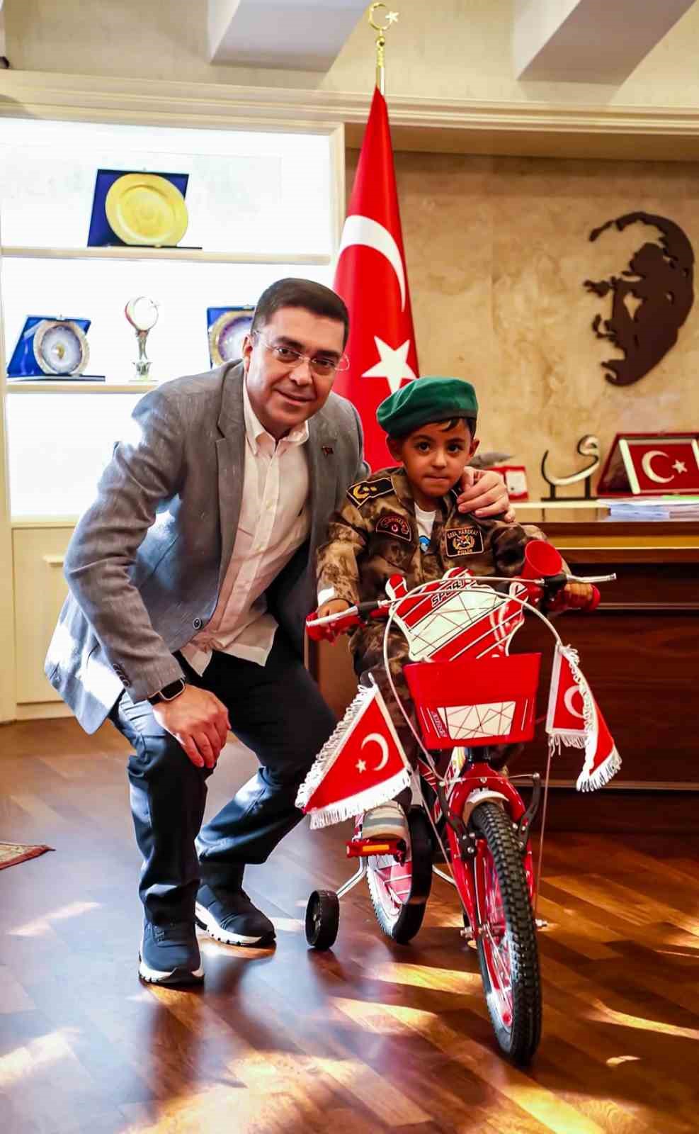 Polis helikopterine bayrak sallayan çocuğa bisiklet hediye edildi