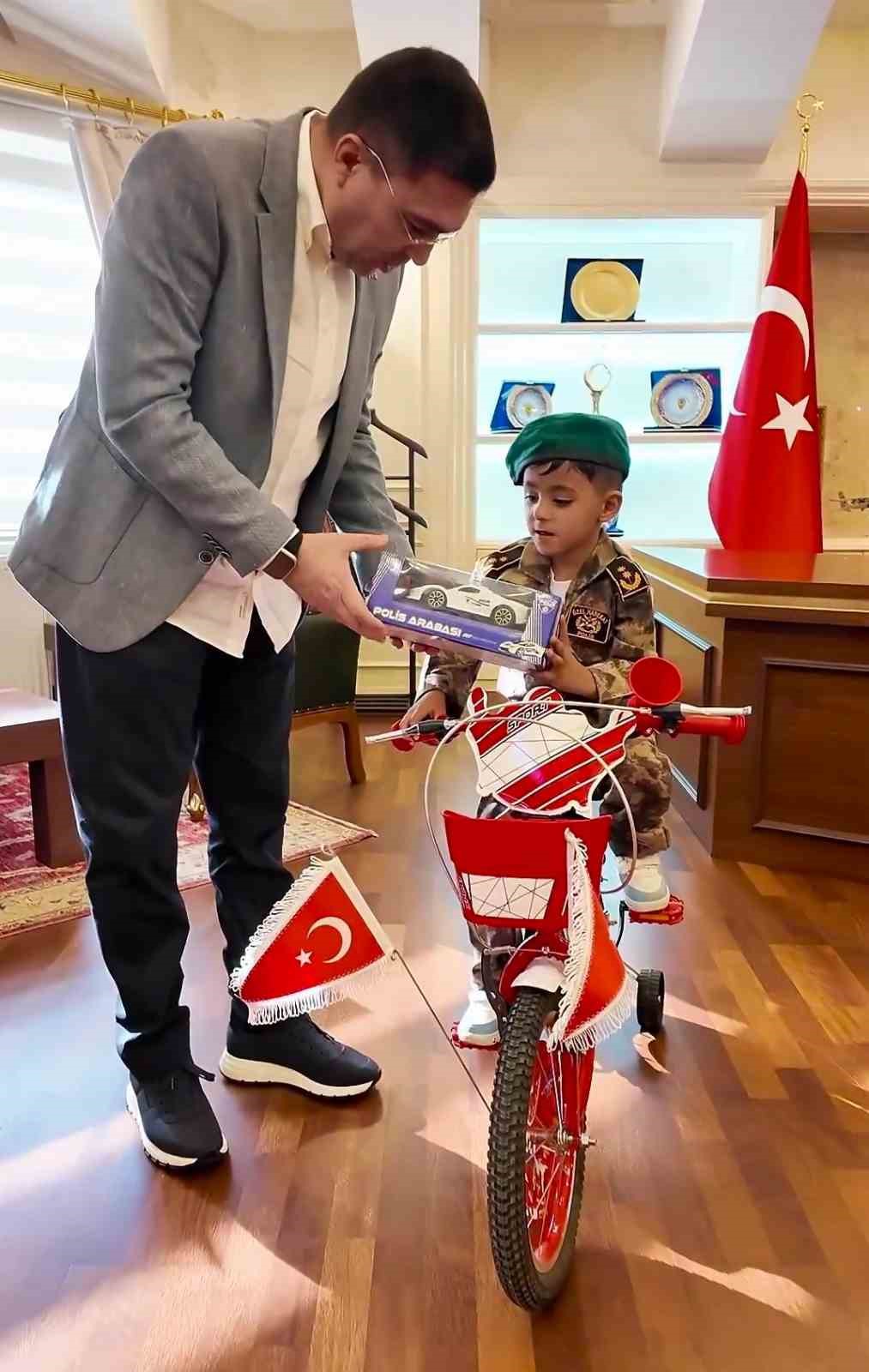 Polis helikopterine bayrak sallayan çocuğa bisiklet hediye edildi